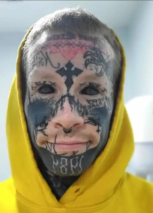 男子全身覆盖200多个纹身自称霓虹恶魔样貌恐怖成网红