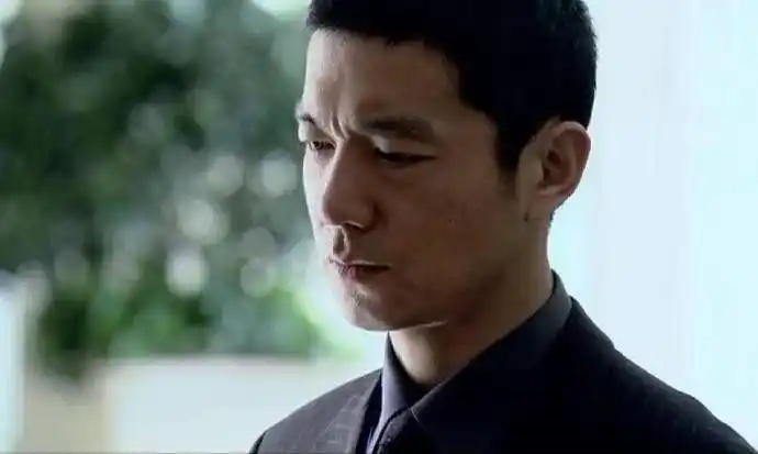 从《士兵突击》到《空降利刃》,邢佳栋的硬汉不止外表