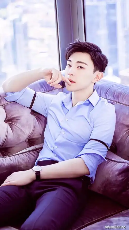 邓伦是一个青春阳光少年,不仅人长得帅衣品还超好