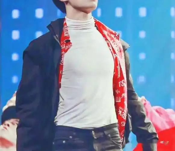 尽管大家只在《送你一朵小红花》中看到过一次易烊千玺的胸肌最真实的