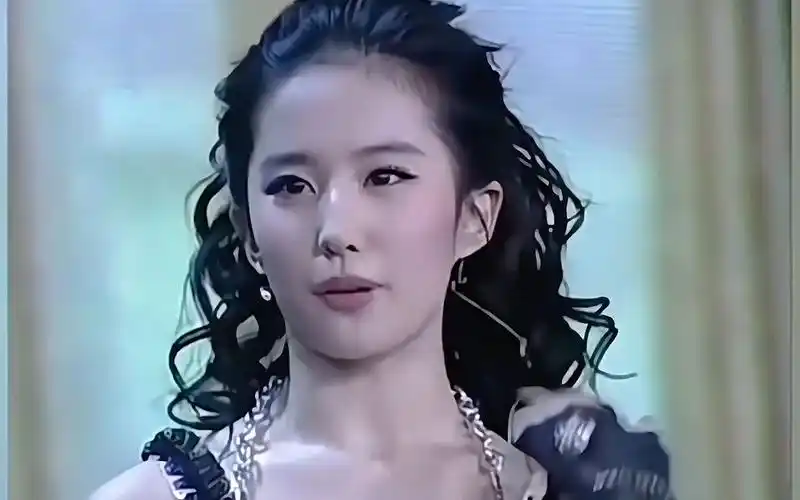 "原来不是特别用功,没有像妈妈一样成为舞蹈家的" #刘亦菲