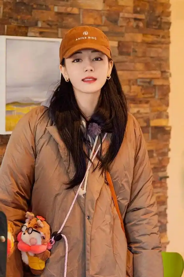 迪丽热巴公开行程受期待,展示婀娜身姿,闭目养神依旧绽放魅力