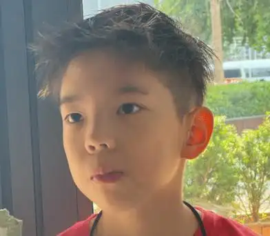 杜江给儿子设计发型,9岁嗯哼汇聚父母优点,细心网友担心病情!