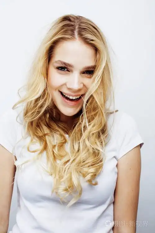 年轻漂亮的金发少女情感构成,开心的笑,白色背景,生活方式人们观念上