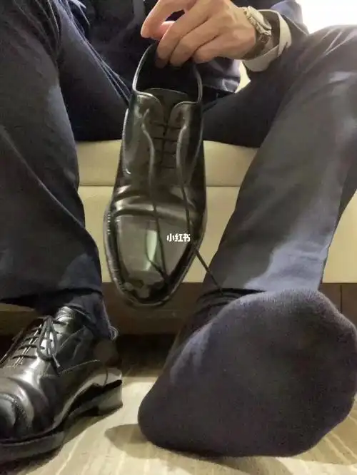 下班脱鞋#丝袜推荐  #职场  #皮鞋黑袜  #正装皮鞋  #ootd  #男士穿搭