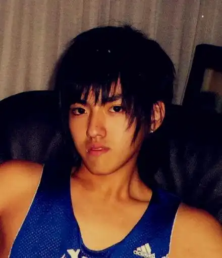 也有网友称其小时候发型非主流,更有好事者拿出吴亦凡现在的照片与15