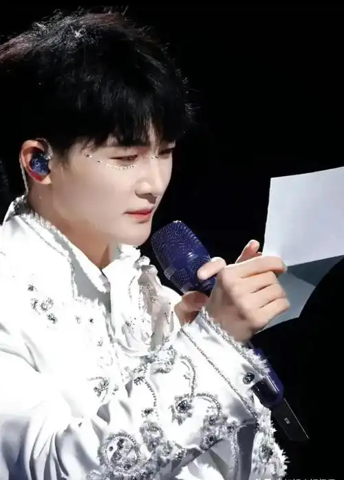 周深如何保持鲜活感,让人觉得亲切又温柔?