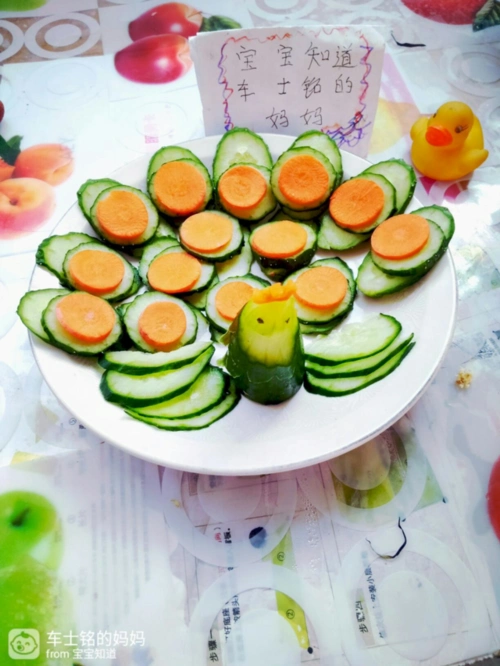 黄瓜和胡萝卜搭配在一起,让孔雀开屏