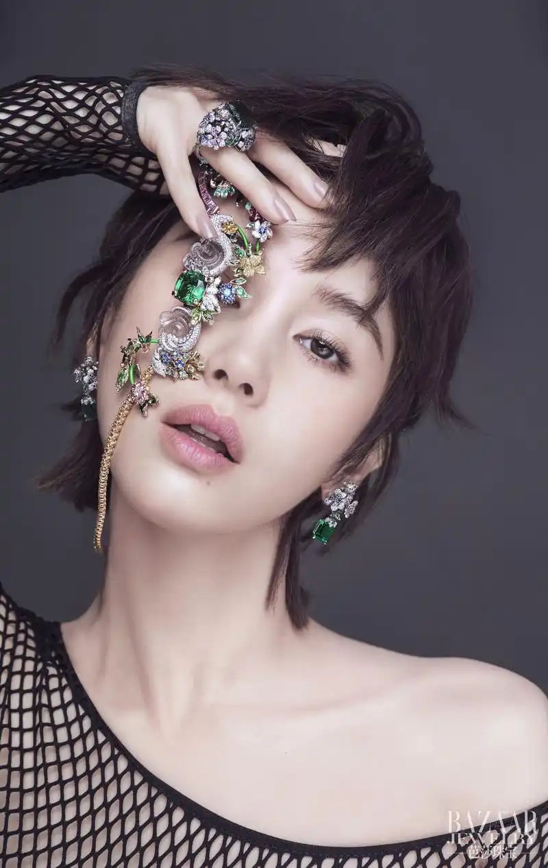 王子文登上《芭莎珠宝》4月刊封面,携手打造艺术化视觉,灿如春华皎如