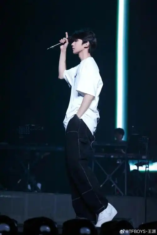 王源夏至营业照##王源喉结好s