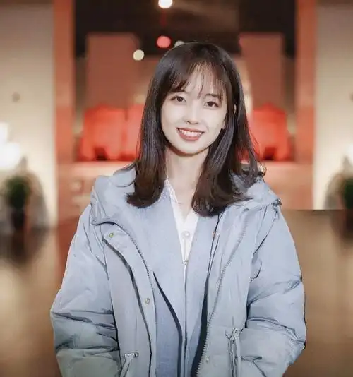 央视记者王冰冰现身直播生图气质好清纯比很多女明星都漂亮