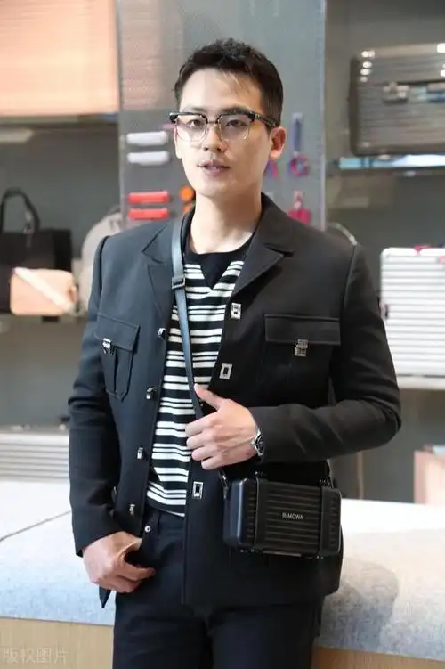 欧豪是一位中国内地的男演员和歌手,他的形象非常阳光,健康和有型.