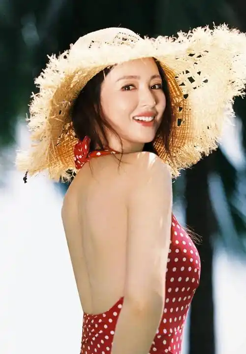 董璇晒海边随拍 穿红色深v挂脖衫秀美背风情妩媚 身材丰满性感撩人