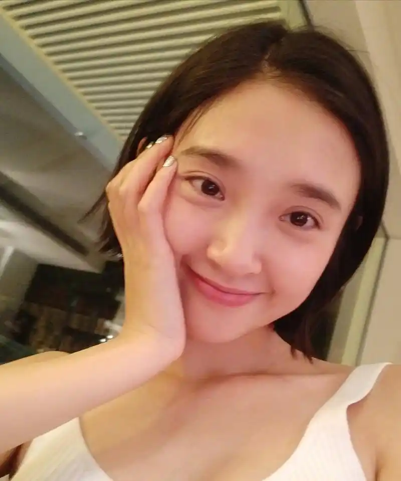 唐艺昕晒素颜自拍,皮肤光滑细腻,娇羞模样好可爱
