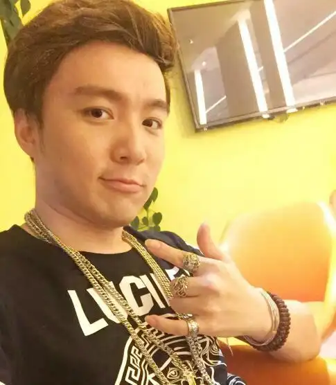 发表了博文《【转载】他曾是最红童星,14岁就秃顶