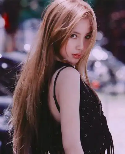 baby的颜值被吹了十多年,从还是嫩模那会儿开始就被说神仙颜值,虽然