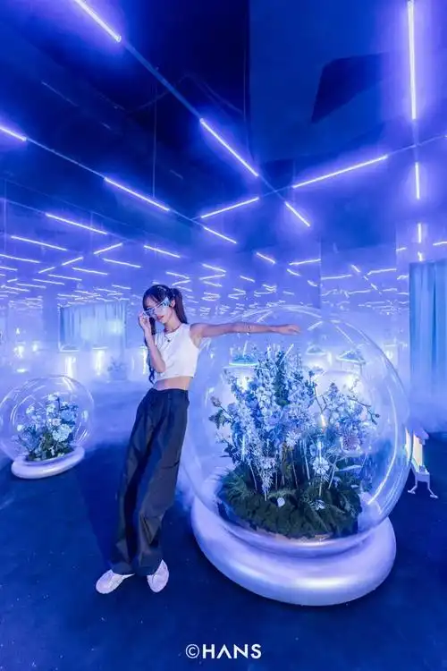 整个过程就像宇航员乘坐火箭飞上太空,在真实还原的空间站体验太空