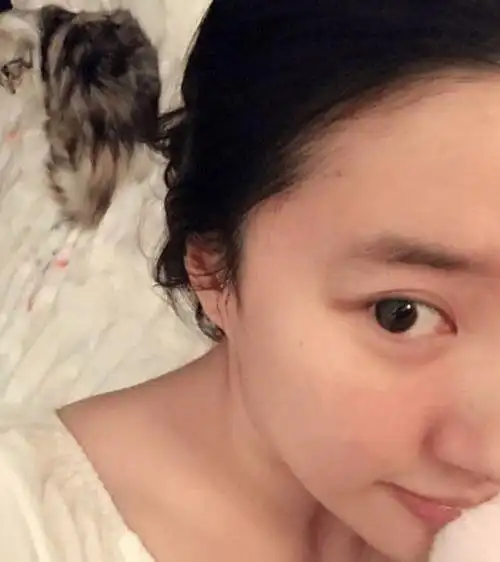 刘亦菲晒花木兰片场素颜照不化妆皮肤显黄私下打扮似路人