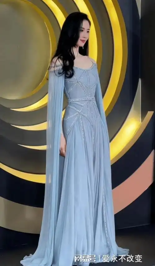 微博之夜名场面黄晓明显尴尬刘诗诗女王蔑视张艺谋的高跟鞋