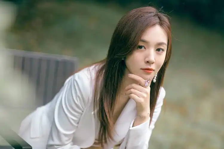 王晓晨森系时尚大片曝光,白色西装尽显温婉恬静