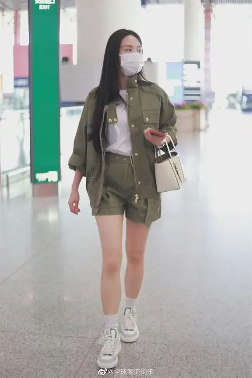 王霏霏最新机场私服更新身着军绿色工装风套装