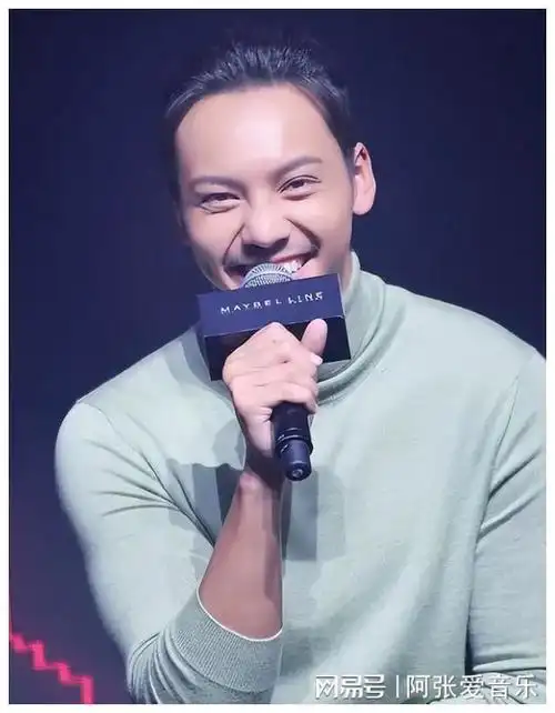 陈伟霆换了新发型,留背头的他突然发现不帅了,颜值下降