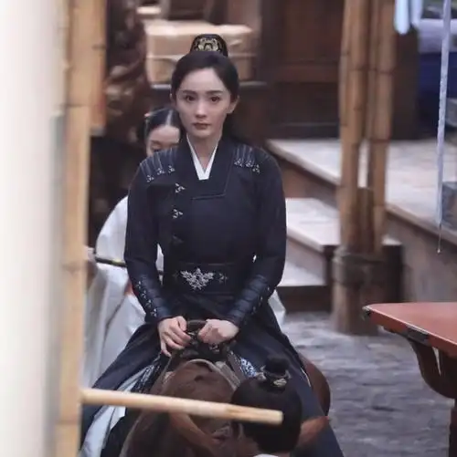 杨幂减肥过度?穿学生装女扮男装,双颊凹陷进去明显插图2