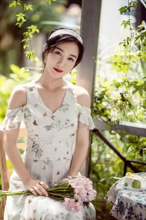 陶昕然户外大片来袭 夏秋之交邂逅法式复古浪漫_手机搜狐网