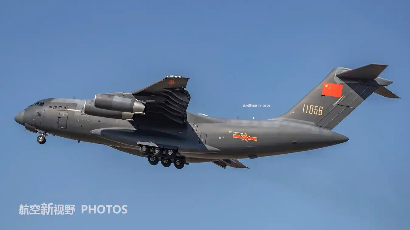 图片为运-20运输机重载起飞过程中,可以看到从外观上看,唯一的不足就