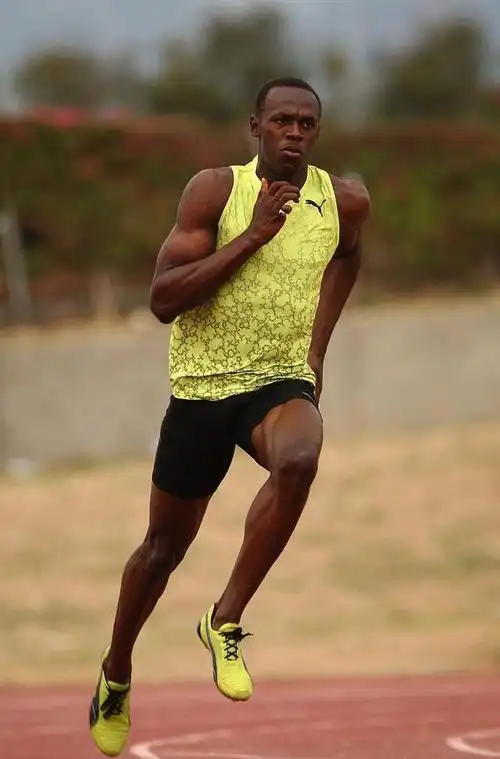 百米飞人博尔特:娶嫩模生仨孩,每年能领400万,腹肌已变啤酒肚