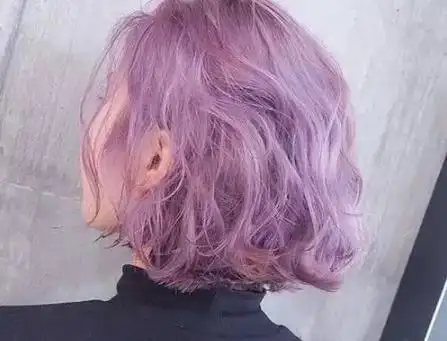 人们对于色彩的感觉会更深刻,染一头好看的头发能够让你在人群中脱颖