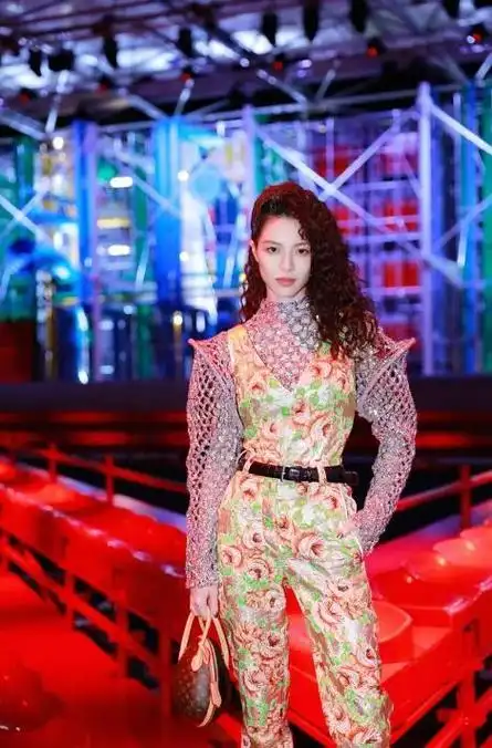 钟楚曦现身巴黎时装周穿波点长裙一双拖鞋尽显时尚