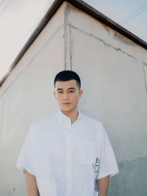 资源逆天却红不了明星!李一桐谁都带不红,陈飞宇想当下一个肖战