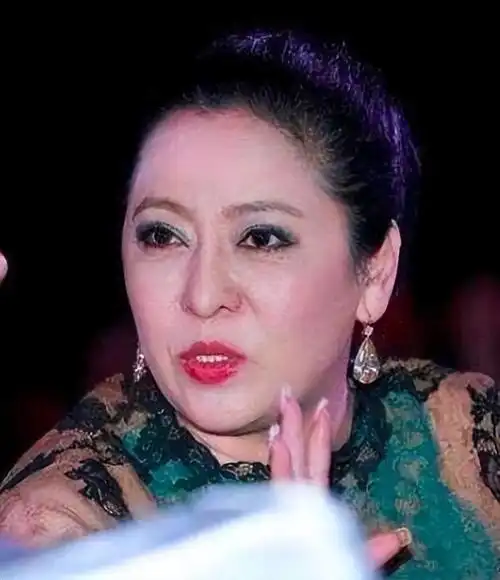 相由心生65岁向太不小心露素颜网友眼凸鼻钩脖子粗像男人