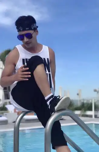 照片中何晟铭变身休闲嘻哈风,街头酷味十足,隐隐若现的肌肉线条,让