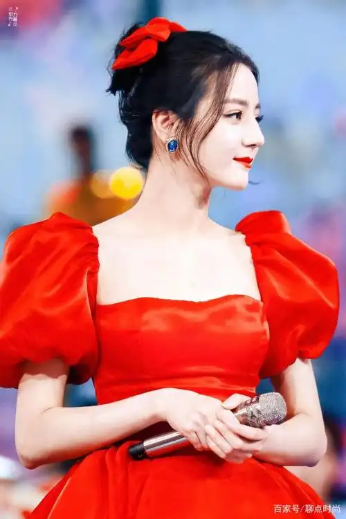 迪丽热巴这身泡泡袖晚礼服,艳丽的红色真养眼,气质性感迷人