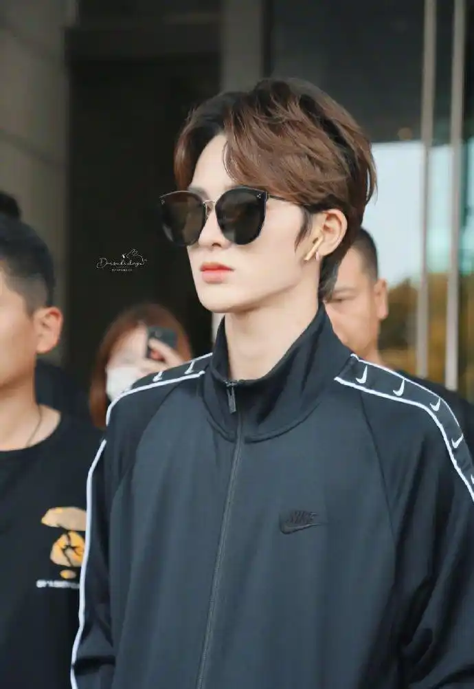 朱正廷今日份墨镜杀,你以吗? 来自呱呱课代表 - 微博