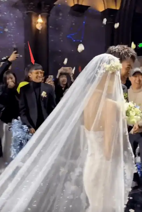 杨紫大学同学结婚,张一山担任伴郎,戴眼镜封印颜值不抢新郎风头_婚礼