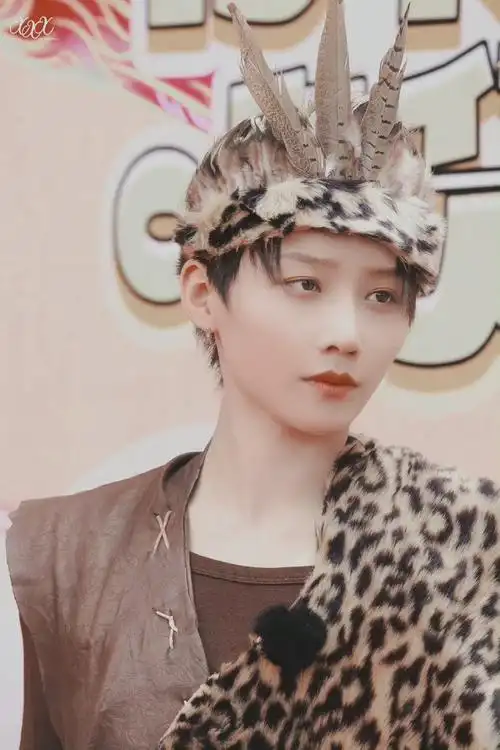 刘雨昕可爱甜美的笑容下,原始部落人的造型真有样