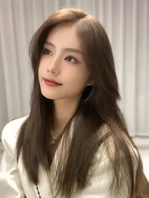 发色～～冷咖棕色是一款很经典的显白发色～～不挑人不挑肤色～～学生