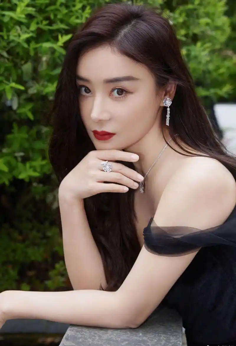 袁姗姗黑色抹胸连衣裙大波浪性感写真