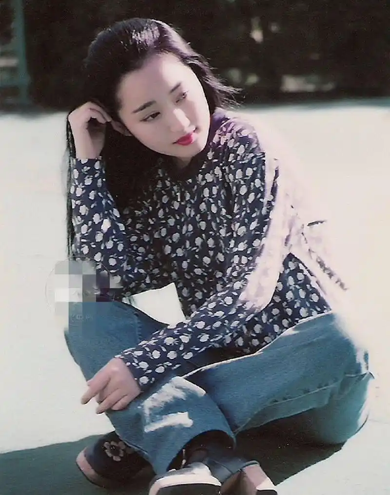 20几岁的杨钰莹!网友不禁感叹:多少人曾爱慕你年轻时的容颜!