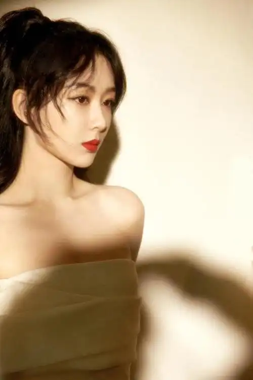 杨紫晒美照庆祝六一节,扎双马尾穿碎花裙卖萌,30岁少女感依旧