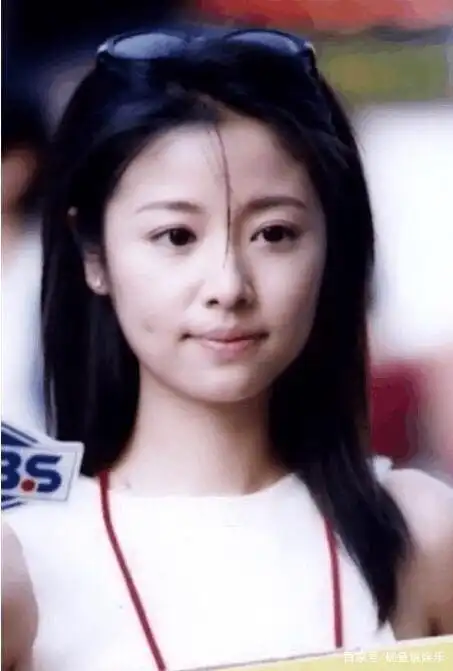 40岁阿娇晒高中校服照,气质出众好清纯,谁年轻时不是个仙女?