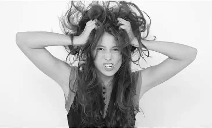 也容易烫伤头发,好看的发型没有了,看着和杂草一样的头发,心里烦躁得