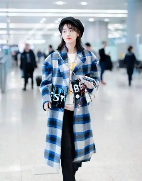 袁冰妍把黑丝袜套在高跟鞋外面时髦又好看还不失可爱