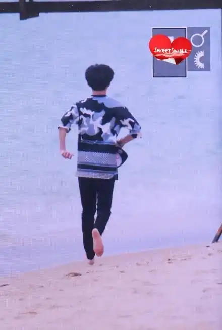 tfboys新闻160404四叶草家的熊孩纸上线海边爬栏杆上演半湿身诱惑