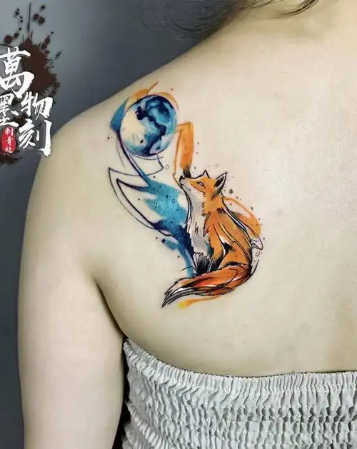 小狐狸纹身图片_肩部背部水彩水墨纹身图案
