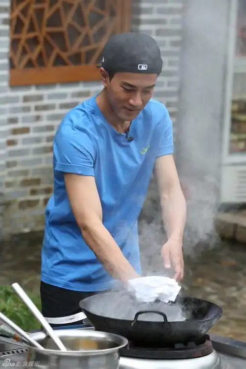 辣眼睛!刘恺威扮媒婆 穿红衣戴大红花