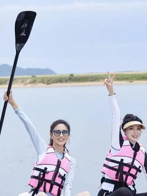 佟丽娅董璇闺蜜穿搭真时髦4套穿搭一个温婉一个端庄有气质